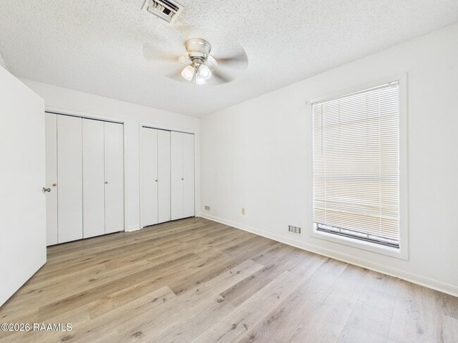 Building Photo - 112 Country Ln