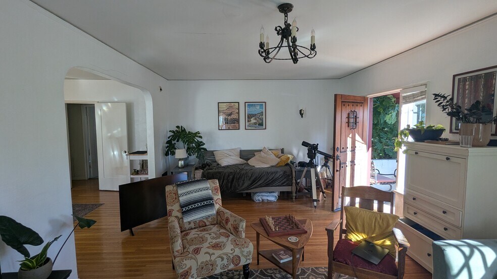 Building Photo - 2510 De la Vina St