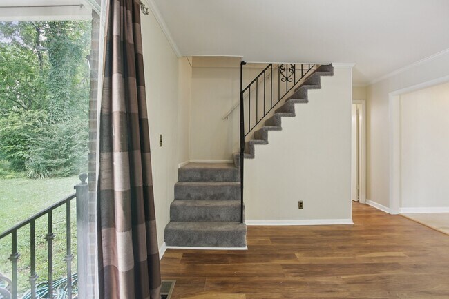 Building Photo - 8024 Regency Dr