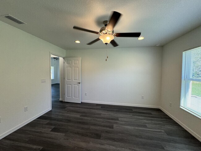 Building Photo - 18 Maple Ln