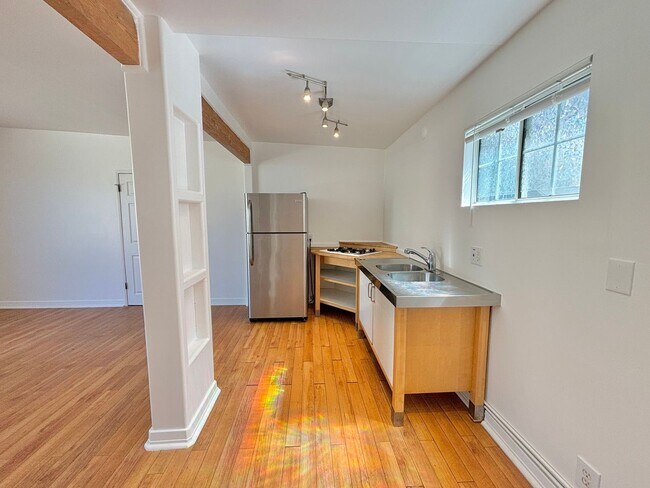 Building Photo - 256 W Valencia Ave