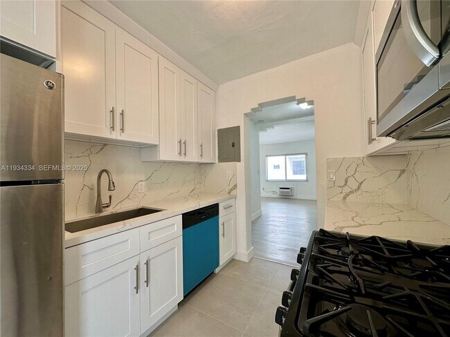 Building Photo - 955 Bay Dr