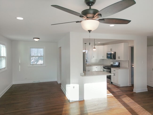 Building Photo - 9052 W 92nd St