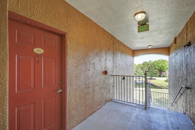 Building Photo - 625 Fairway Dr