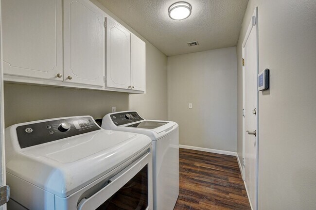 Building Photo - Turnkey Gem: Fully Furnished 5-Bedroom Home with Spacious Layout and Corner Lot!