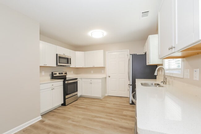 Building Photo - 2994 Raintree Dr SE