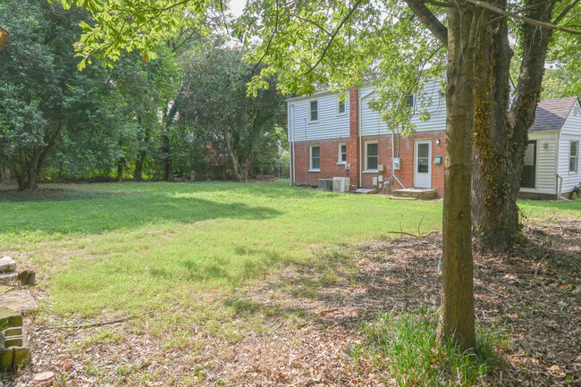 Building Photo - 1001 Willow Lawn Dr