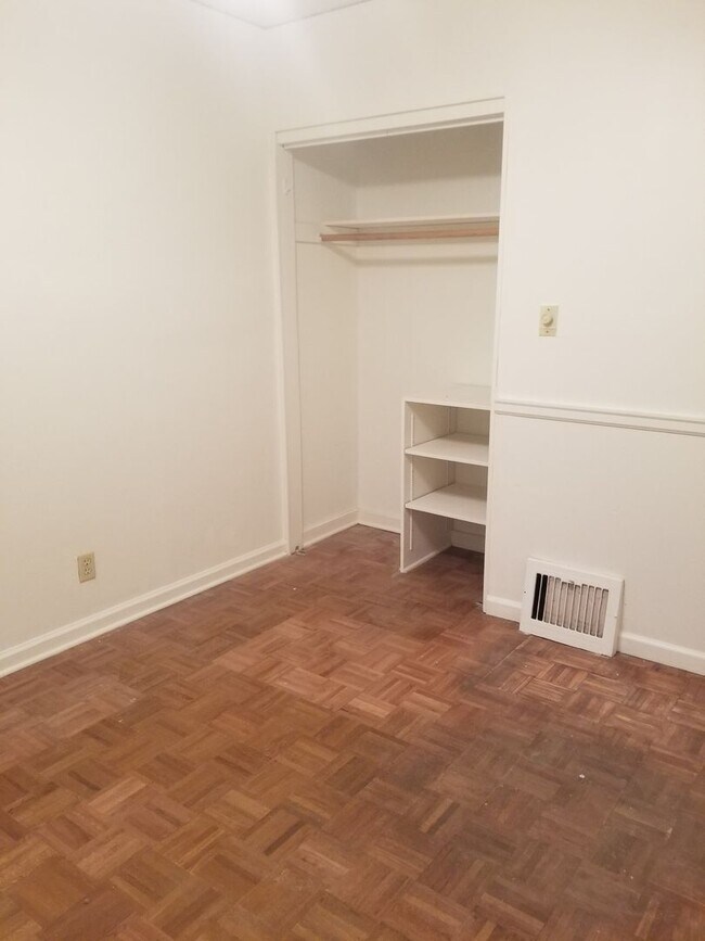 Building Photo - Charming 3 bedroom, 1.5 bathroom in North ...