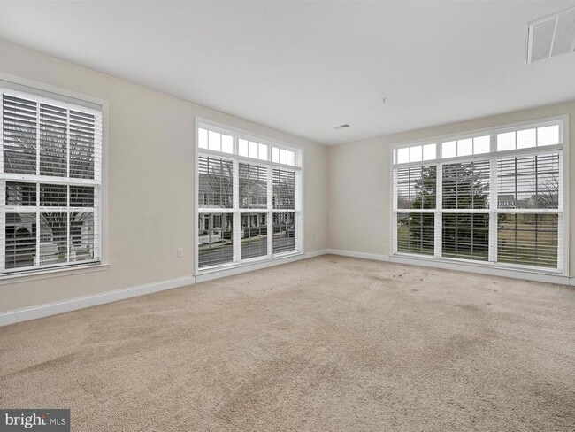 Building Photo - 147 Putnam Way