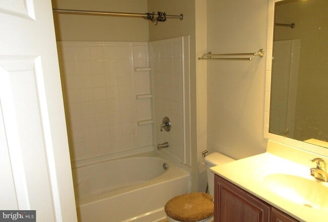 Building Photo - 103 Persimmon Pl