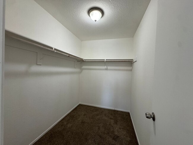 Building Photo - 1190 S Winery Ave