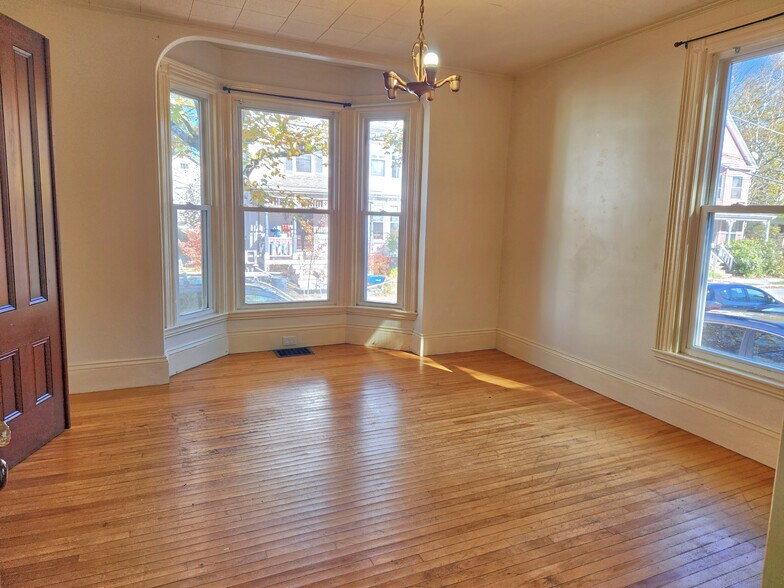 Bedroom 1- Bay Window - 46 Saunders St