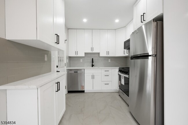 Building Photo - 76 Mt Kemble Ave