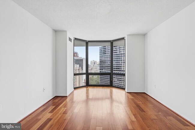 Building Photo - 2020 Walnut St