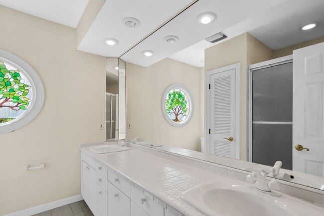 Building Photo - Winter Park Pool Home on half acre lot, st...