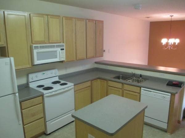 Building Photo - Spacious 2 Bedrm + Loft 2 Bath Townhome Available Now