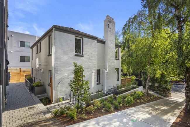 Building Photo - 532 12th Ave E