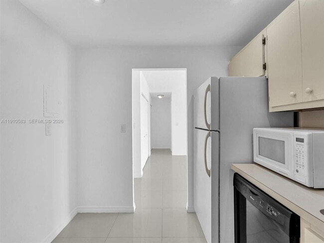 Building Photo - 300 Bayview Dr