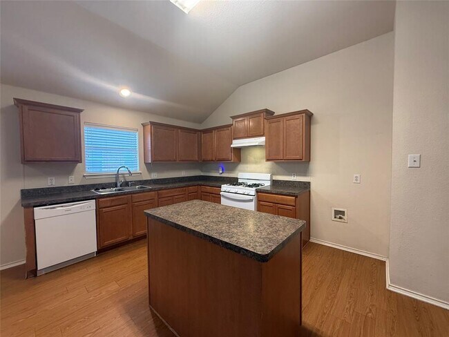 Building Photo - 1341 Rainbow Parke Dr