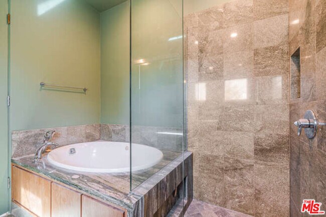 Building Photo - 2452 Penmar Ave