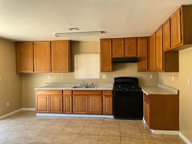 Building Photo - 10443 Cimerron Trail Dr