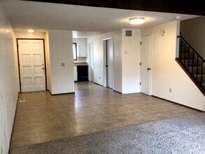 Building Photo - Townhouse Style Apartment with Private Out...