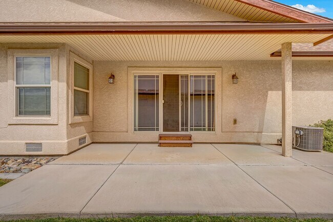 Building Photo - 832 Montclair Dr
