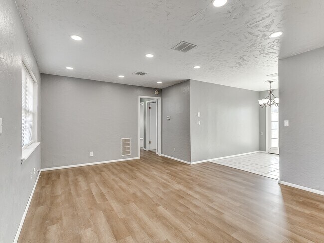 Building Photo - 316 W Bass Ave