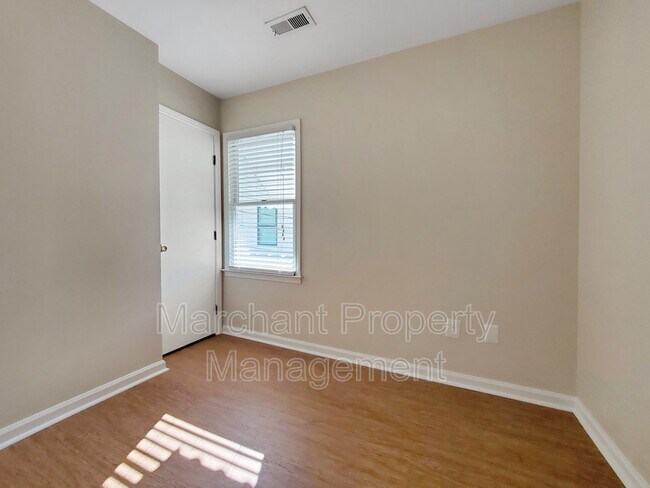 Building Photo - 504 University Ridge