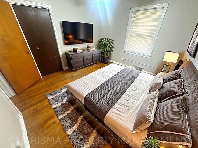 Building Photo - Spacious 2 Bedroom, 1.5 Bath Home, Newly U...