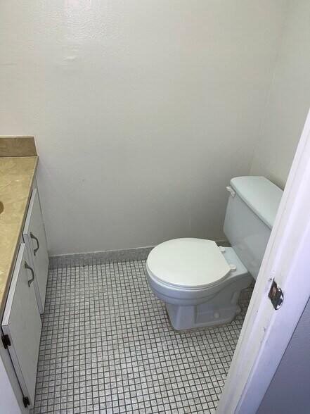 Building Photo - 1820 N Lauderdale Ave