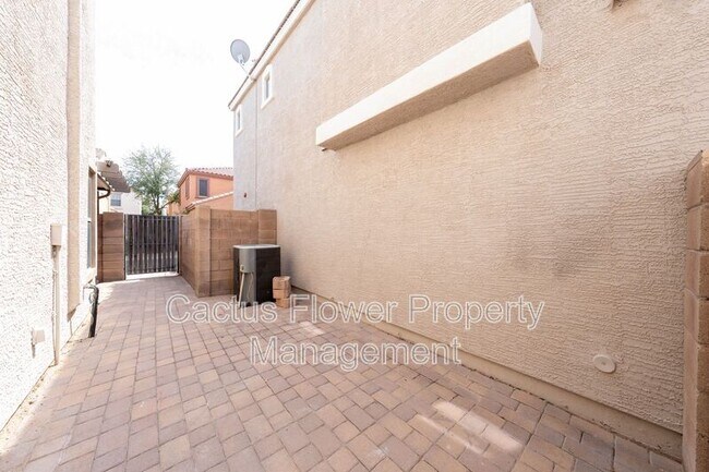 Building Photo - 2721 E Bart St