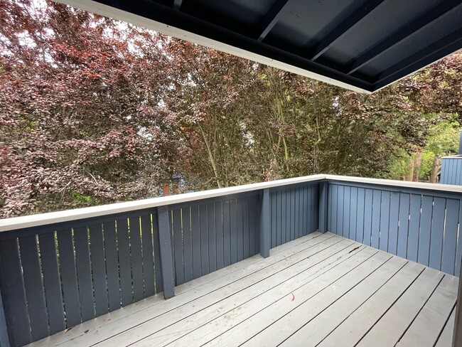 Building Photo - beautiful top-floor 1 bedroom and 1 bathro...
