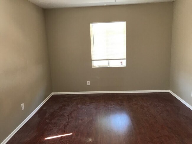 Building Photo - Huge 4/2 house located on a very desirable area. section 8 approved