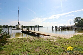 Building Photo - Stunning 3 Bedroom Waterfront Unit in Fort Walton!