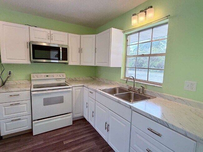 Building Photo - 2-Bedroom and 2Bathroom Fenced Half Duplex