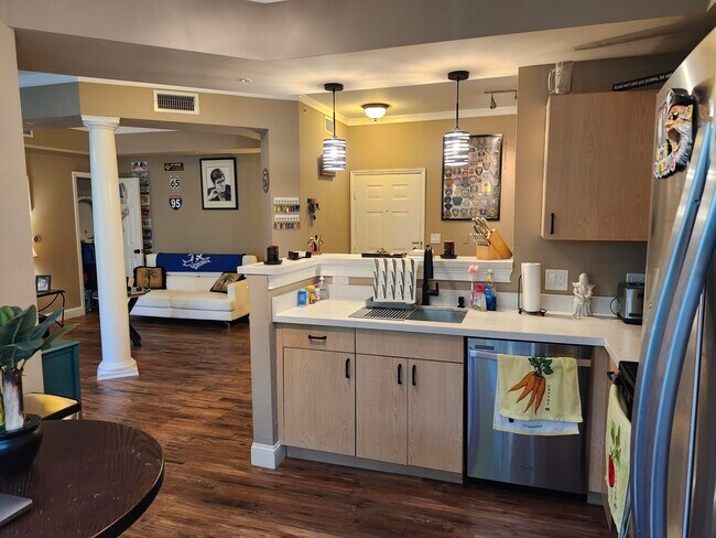 Building Photo - 533 NE 3rd Ave