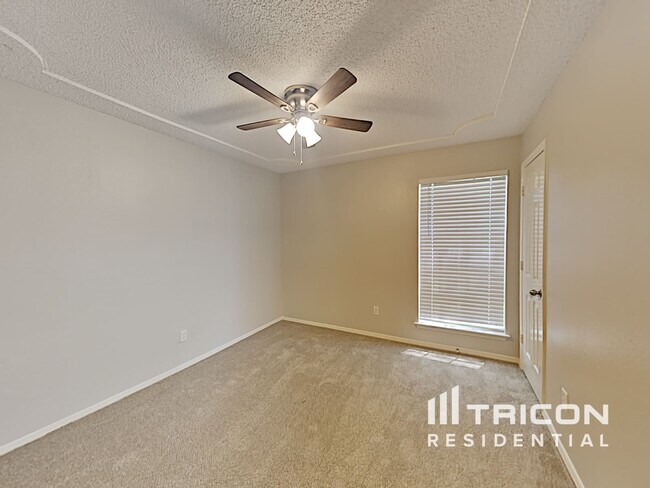 Building Photo - 2908 S Meadow Dr