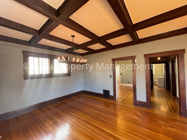 Building Photo - Charming Downtown Bungalow