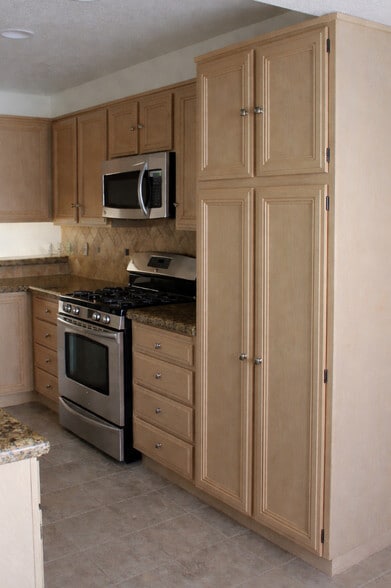 Kitchen - 18340 Collins St