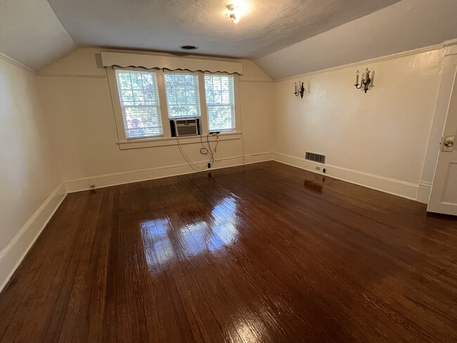 Building Photo - 220 E Montgomery St