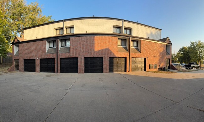 Building Photo - Stylish 1-Bedroom Apartment with Luxurious Updates in a Serene Setting