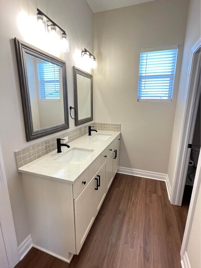 Building Photo - 4670 W Emerald Bay Ct