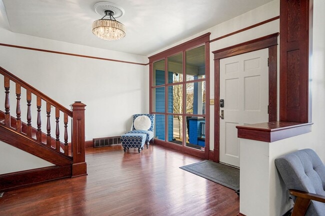 Building Photo - Fully furnished 5-bed, 3.5 bath home in hi...