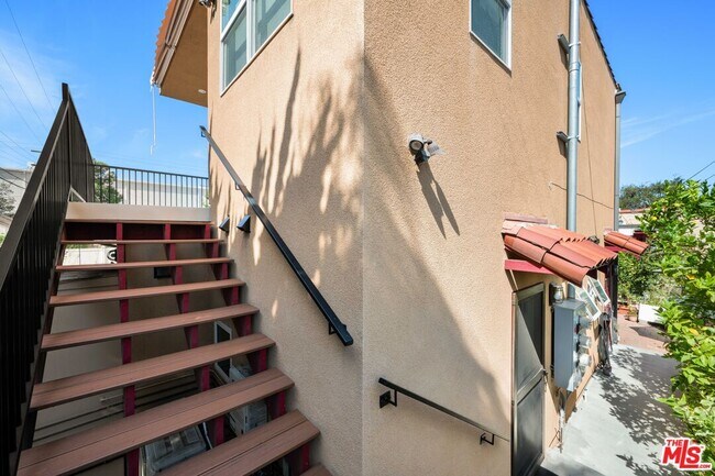 Building Photo - 9056 Hubbard St