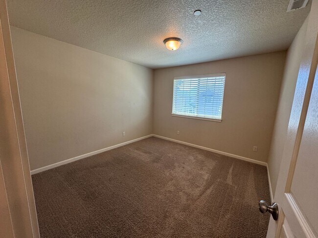 Building Photo - Amazing 3 bedroom home