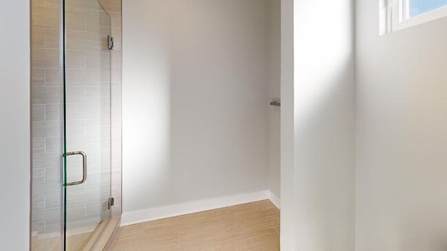 Building Photo - 3 story townhome in Seversville!
