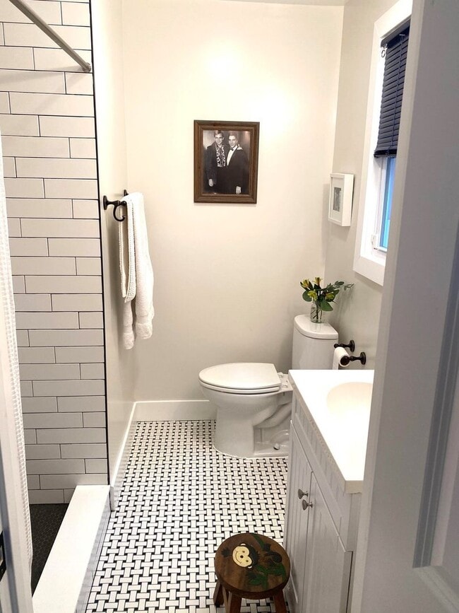 Building Photo - Beautifully remodeled 5 bed / 3 bath on pr...