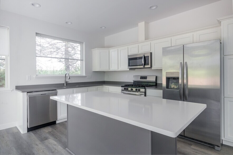 Building Photo - 9505 Excalibur Dr