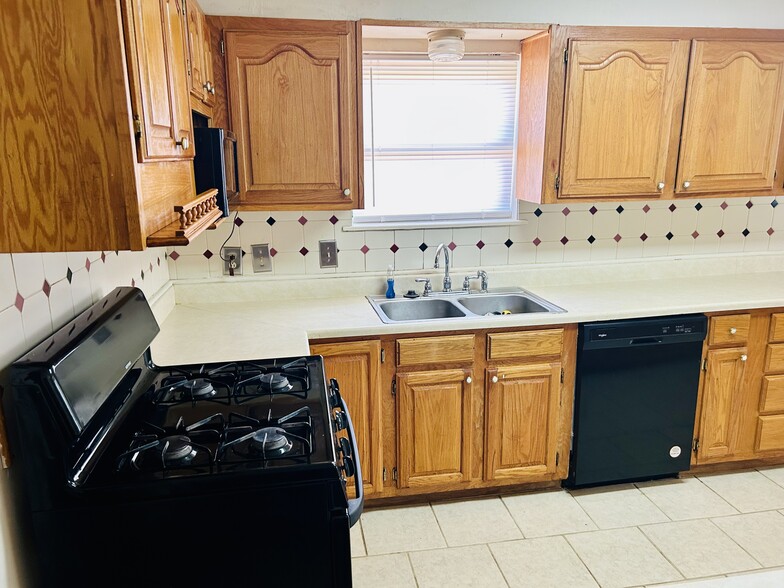 Kitchen - 1218 Briarwood St